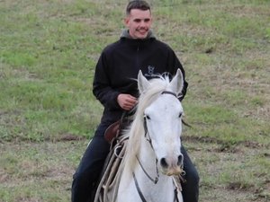 Il chute de cheval et meurt à seulement 23 ans : le décès d’un jeune gardian plonge toute la manade Martini dans une immense douleur