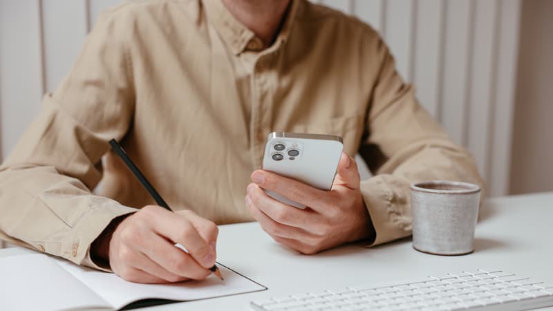 Il envoie des SMS à sa femme enceinte et se fait virer: au travail, le smartphone perso devient envahissant et rend fou les dirigeants, certains veulent l'interdire, d'autres y voit un avantage
