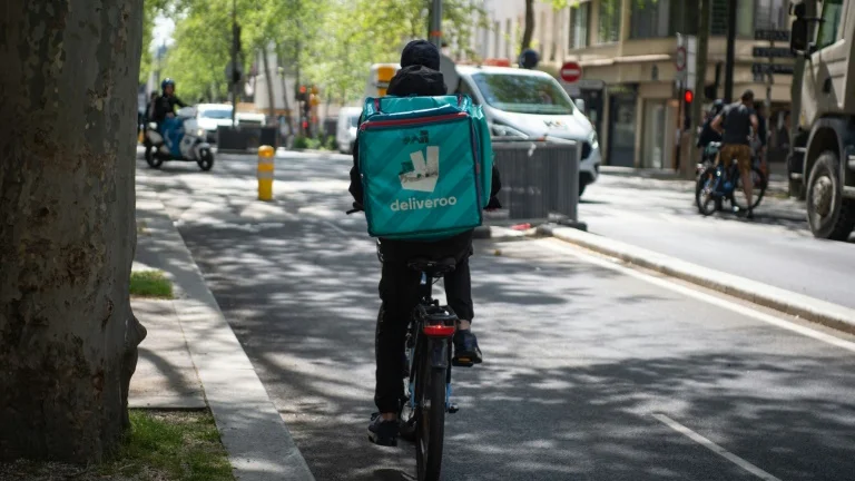 Il faudra peut-être même attendre la fin du quinquennat: la directive européenne sur les travailleurs des plateformes ne pourra pas être transposée avant la date limite du 2 décembre