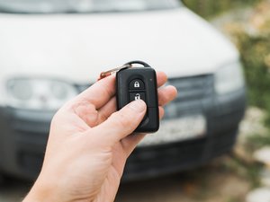 Il oublie de déposer sa fille à la crèche et part au travail : en retournant à sa voiture en fin de journée, il la retrouve morte à l’arrière