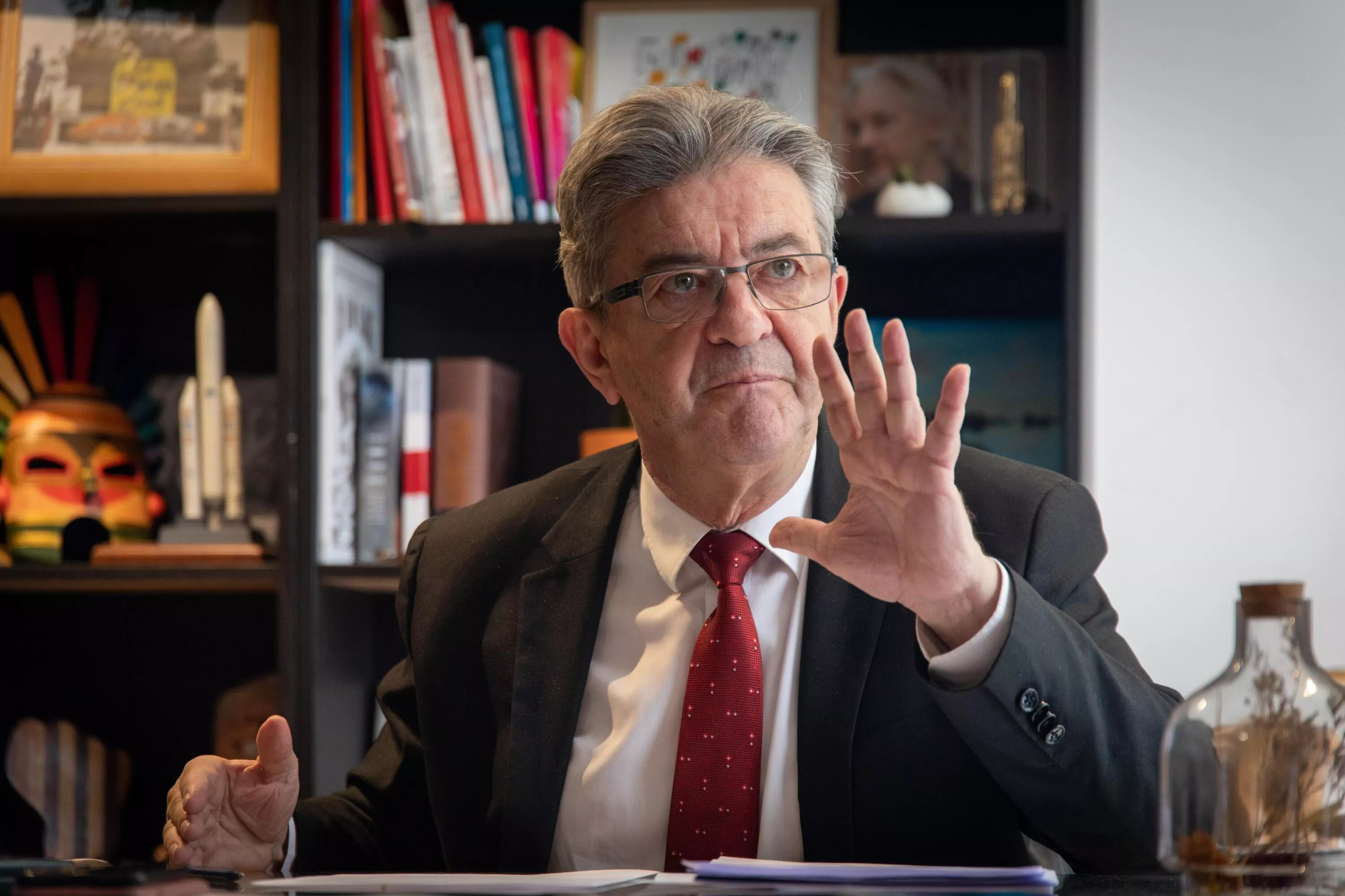 «Il suffit de prendre les titres et de les foutre au feu» : pourquoi le projet d’annulation de la dette de Jean-Luc Mélenchon est ruineux et mensonger