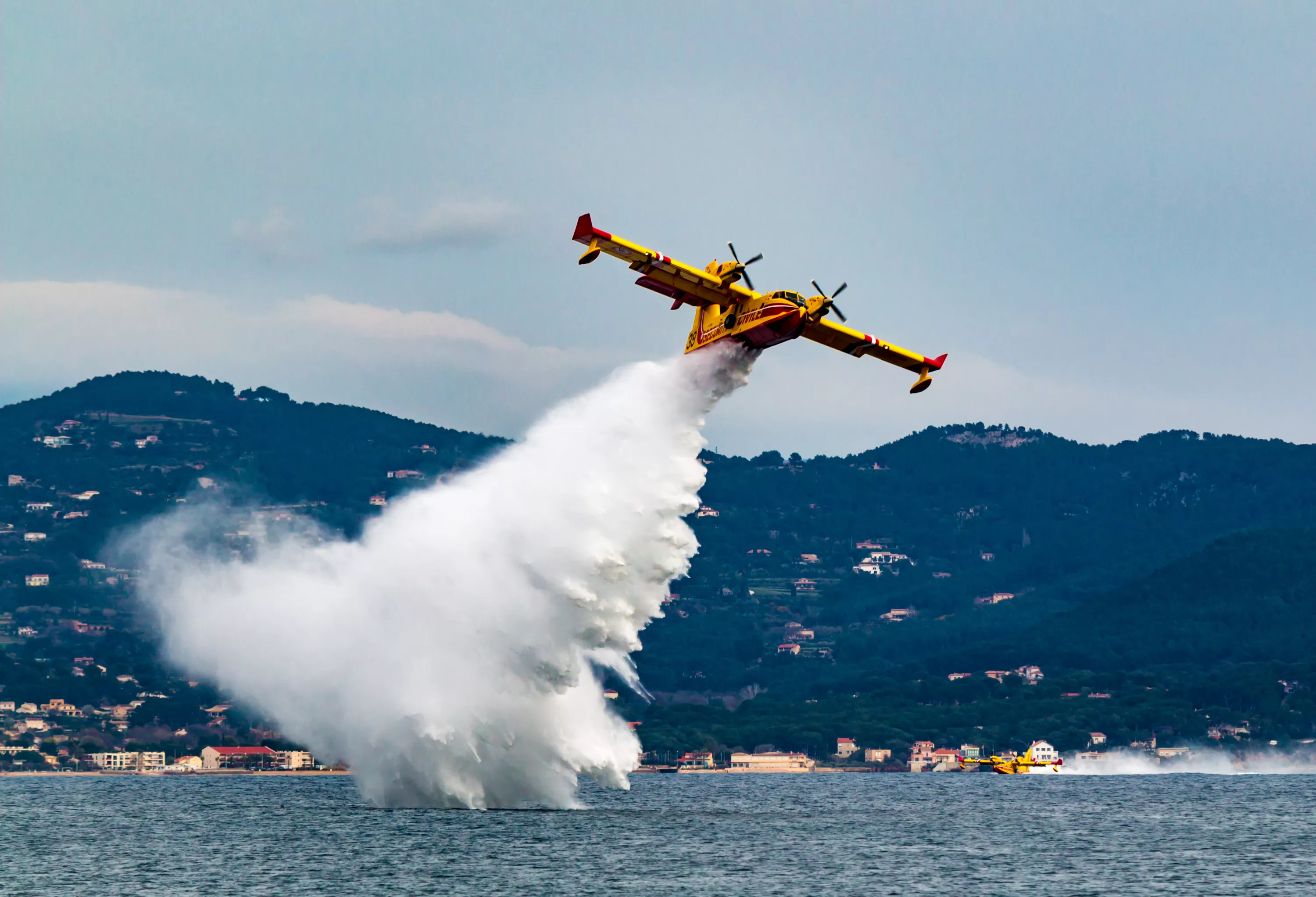Ils sont moins de 50 en France : combien gagnent les pilotes de Canadair, ces «pompiers du ciel» qui risquent leur vie chaque été ?