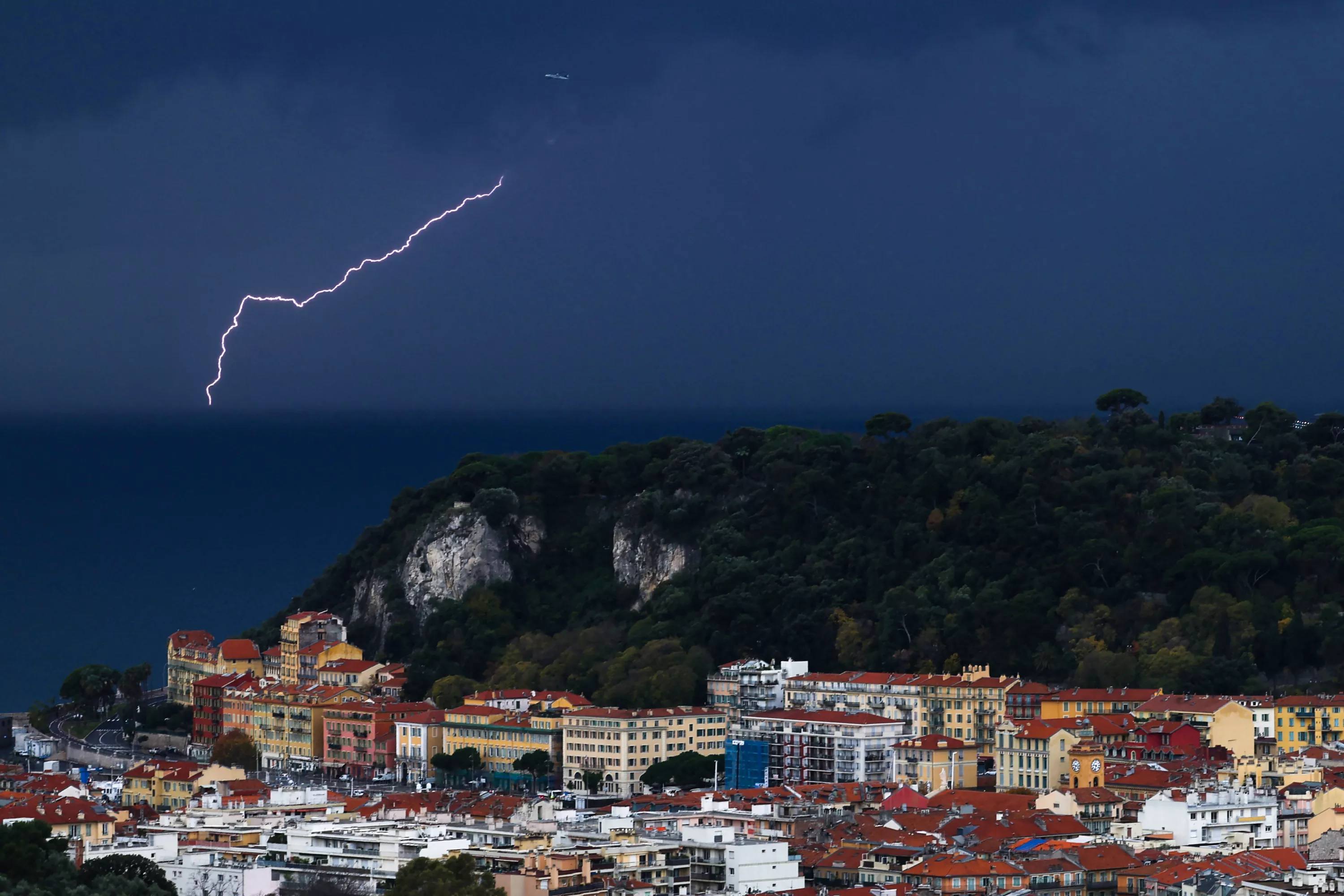 Impacts de foudre, camping évacué, record de précipitations... Après trois mois sans pluie, les orages frappent fort dans le Sud-Est