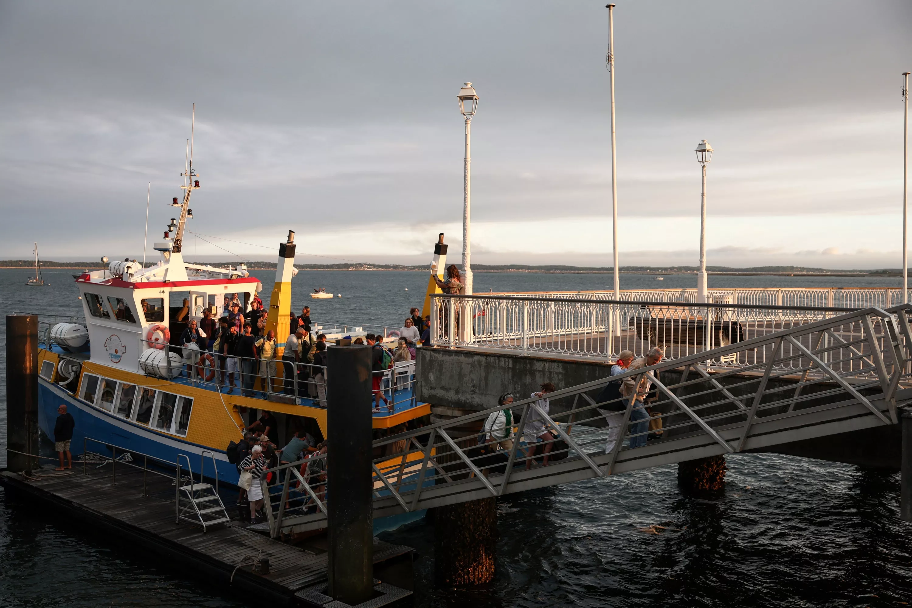 Incendie au Cap-Ferret : évacuation par bateaux en cours, plus de 400 personnes déjà arrivées
