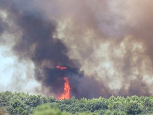 Incendie en cours à Lédenon dans le Gard : déjà 200 hectares partis en fumée, les habitants des communes alentour confinés