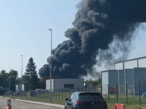 Incendie dans un entrepôt de déchets en Moselle : fin du confinement pour les 30 000 habitants, libérés quelques heures après l’impressionnant feu