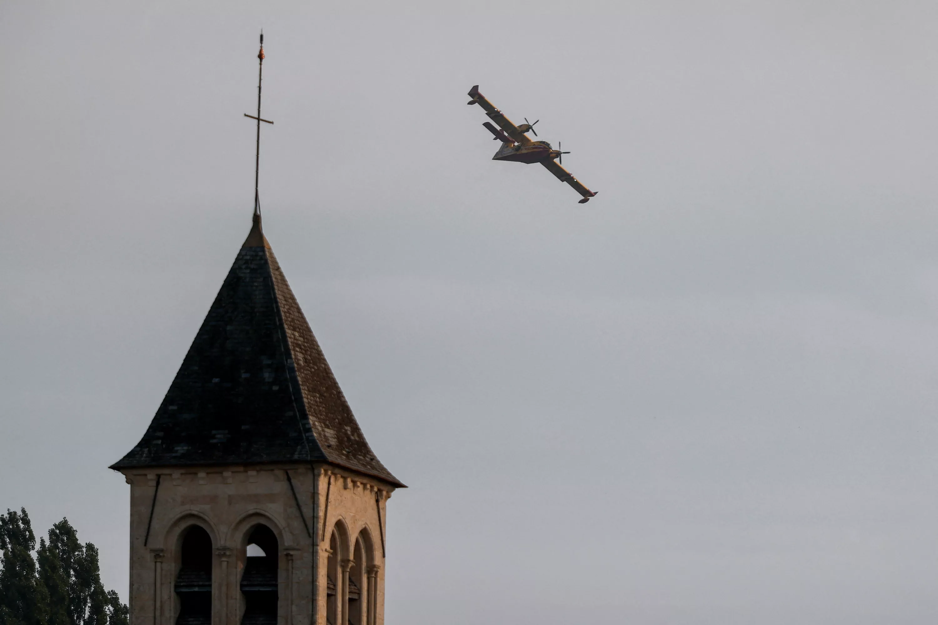 Incendie en forêt de Fontainebleau : les deux Canadair déployés écopent dans la Seine