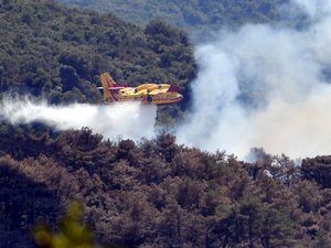 Incendie dans l’Aude : une centaine d’hectares brûlés… 200 pompiers, 7 Canadairs, 2 avions Dash et un hélicoptère mobilisés