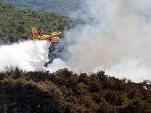 Incendie dans les Landes : déjà 1 100 hectares ravagés par les flammes et plus 500 personnes évacuées, alors que les pompiers redoutent le retour de la chaleur