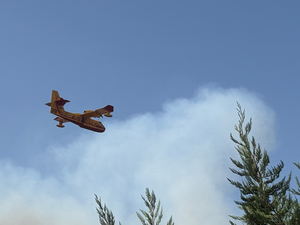 Incendie près de Carcassonne : le feu contenu après avoir parcouru 100 hectares, des hélicoptères bombardiers d’eau toujours sur place