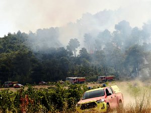 Incendie du siècle dans l’Aude : un des trois agents de l’ONF va être présenté à un juge, soupçonné d’avoir involontairement mis le feu