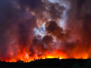 Incendie dans le Var : 41 maisons détruites et 1 850 hectares brûlés… la météo complique le travail des pompiers