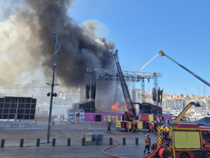 Incendie dans le Vieux Port de Marseille : deux bateaux coulés par les flammes et quatorze personnes prises en charge par les secours