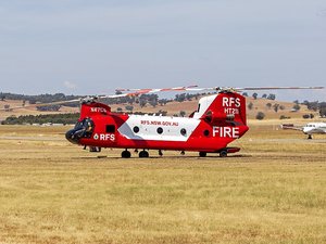 Incendies : de quoi sont capables le Chinook et le Bell 412, les hélicoptères envoyés par l’Australie pour aider la France ?