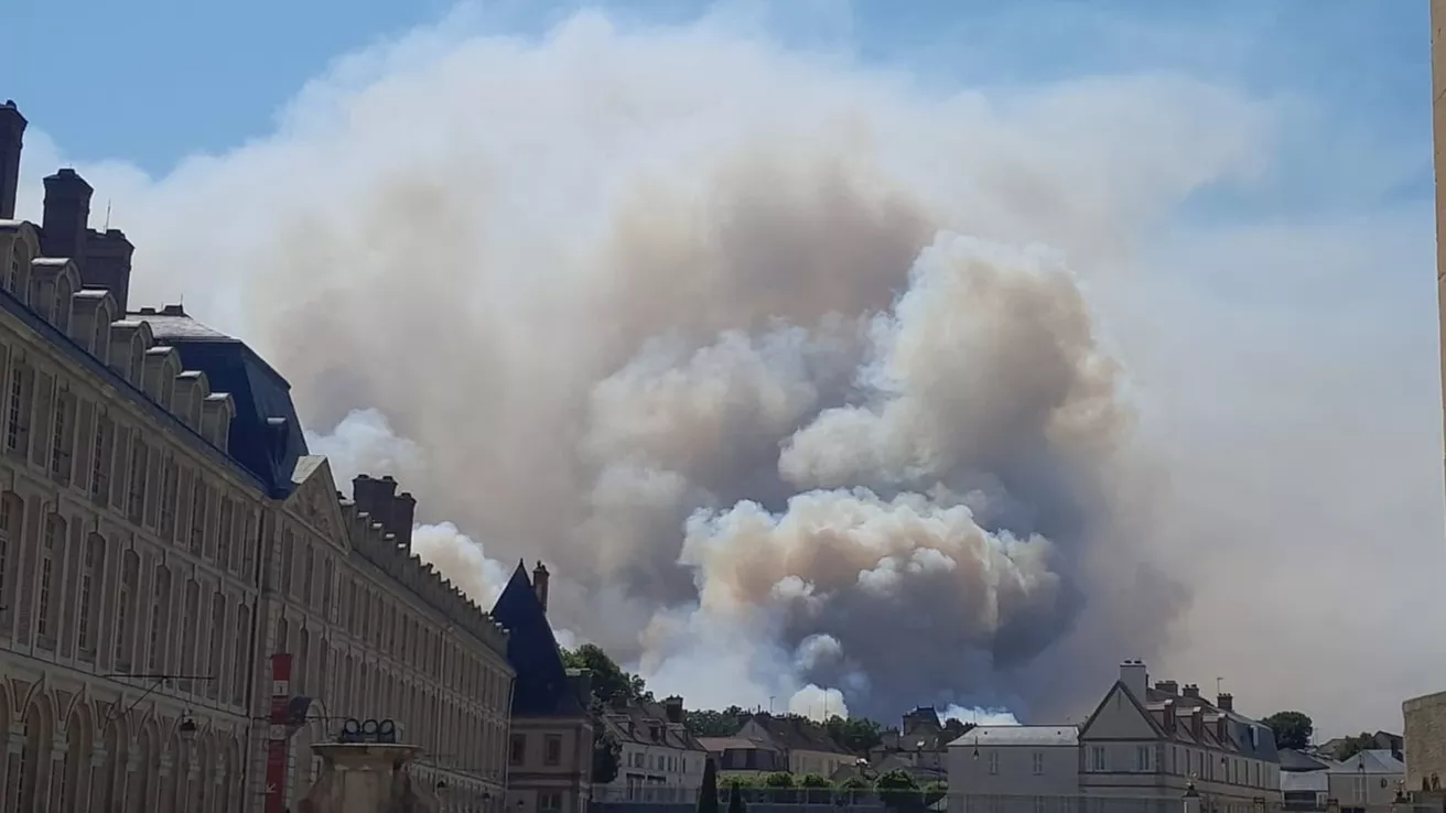 Incendies à Fontainebleau : un ballet d’hélicoptères vient puiser l’eau dans les bassins du château