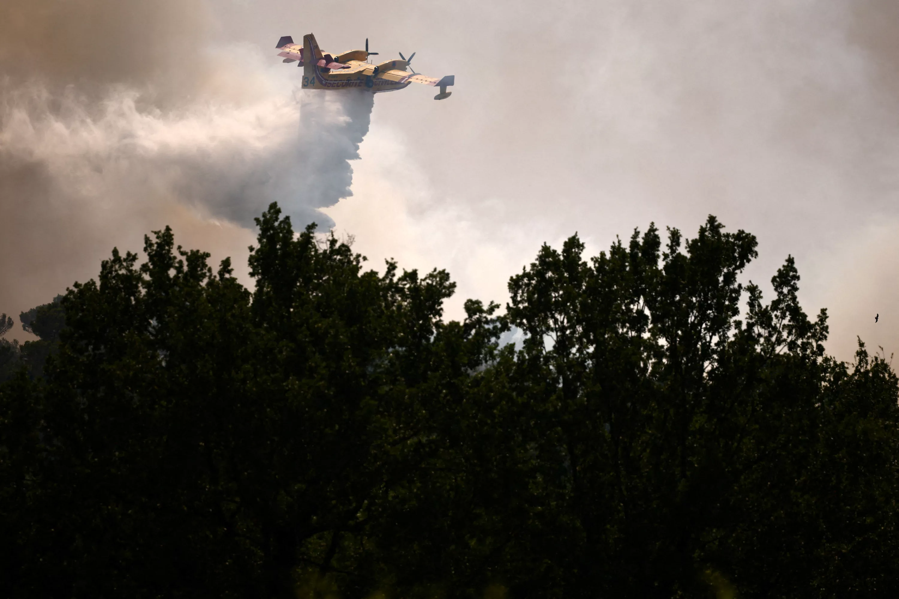 Incendies en France : le feu dans le Var «défie l’entendement» et a parcouru 1000 hectares, 2500 personnes évacuées