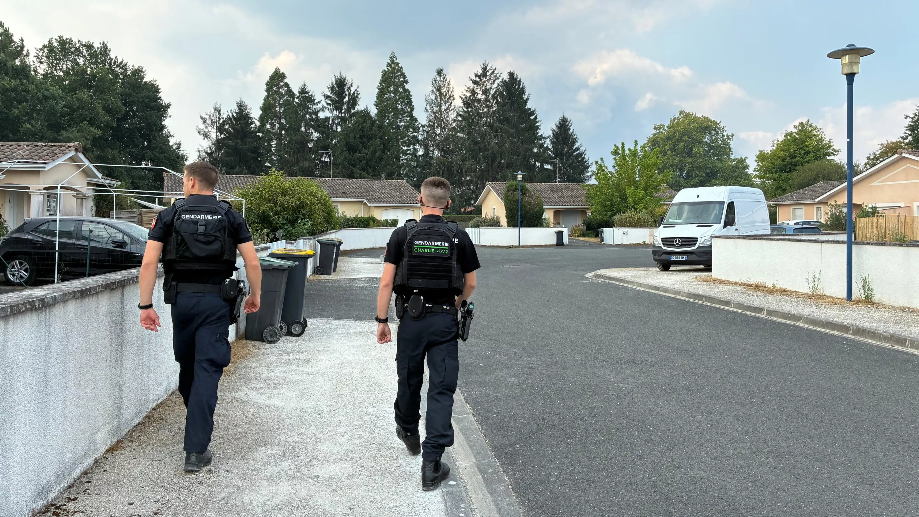 Incendies : avec les gendarmes qui patrouillent dans les villes évacuées pour éviter les cambriolages