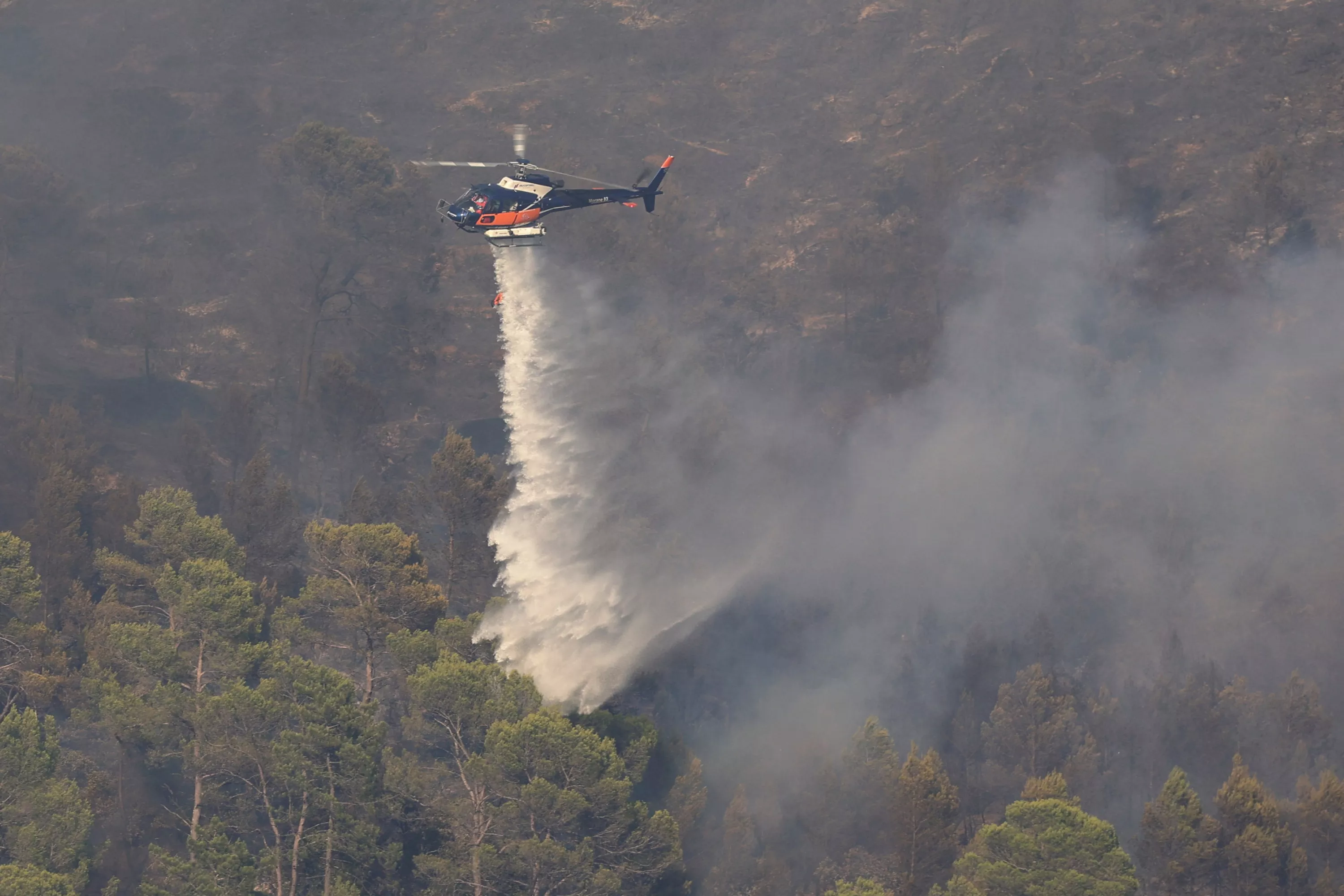 Incendies : la situation reste stable malgré des reprises de feu dans le Var et en Gironde