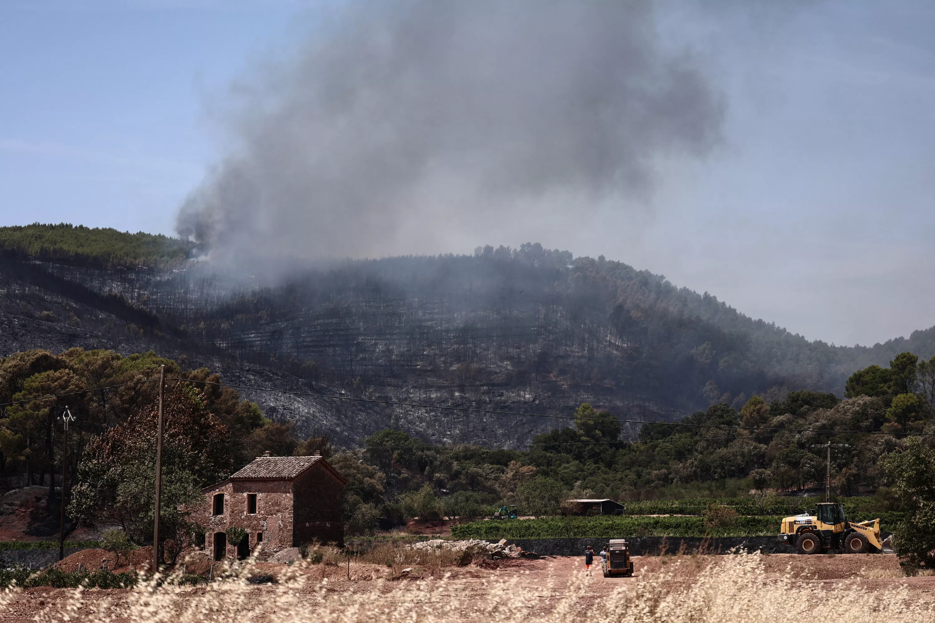 Incendies dans le Var : le phénomène des «sautes de feux», ce mécanisme qui démultiplie la propagation des incendies
