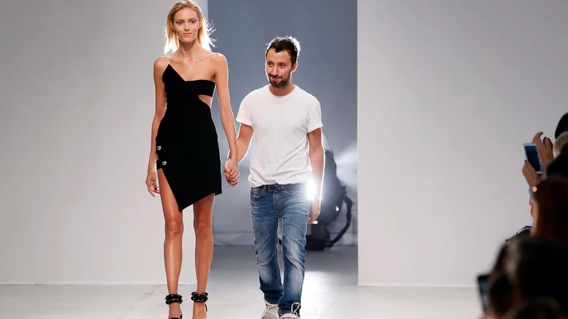 INFO BFM BUSINESS. C'est la rumeur qui agite le monde de la mode en cette rentrée: Saint Laurent et Anthony Vaccarello s'apprêtent bien à tourner une page de 10 ans