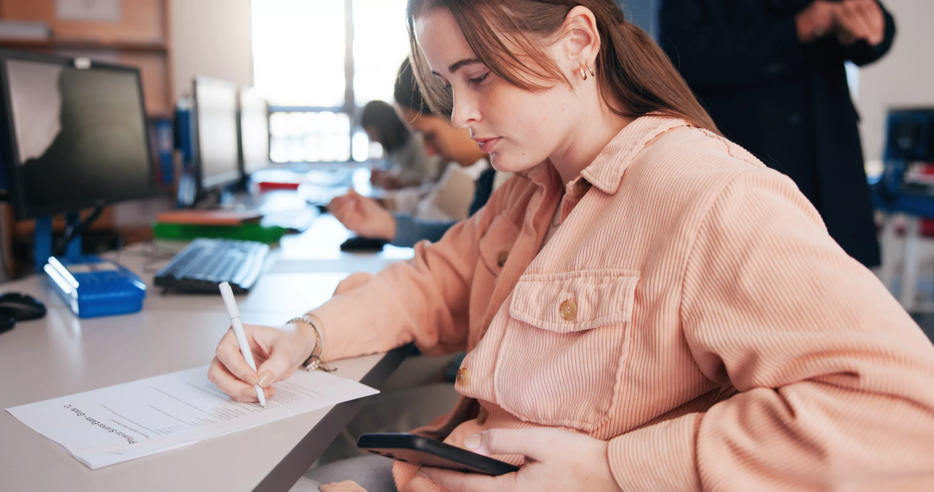 Interdiction du portable au lycée : comment la mesure va-t-elle s’appliquer dans les établissements ?