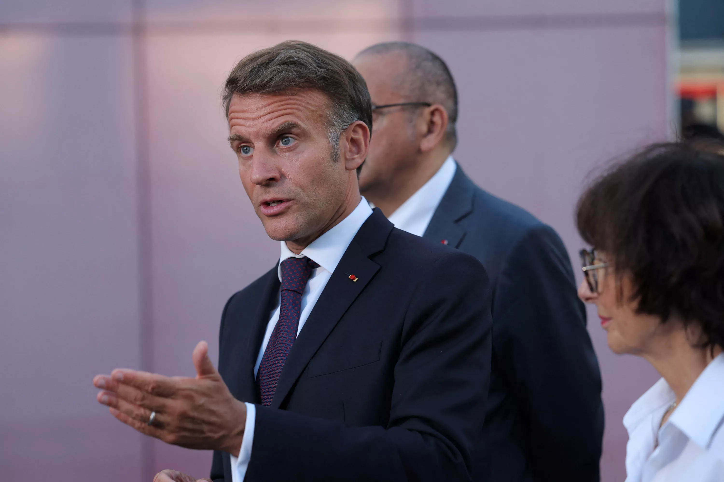 Interdiction des réseaux sociaux aux moins de 15 ans : Emmanuel Macron veut une nouvelle rédaction de la loi pour aboutir «d'ici au printemps 2027»