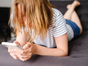 Interdiction des réseaux sociaux aux moins de 15 ans : la France propose un nouveau texte à Bruxelles après sa censure… Voici ce qui change