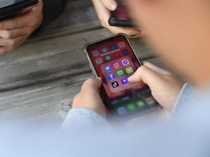 Interdiction des réseaux sociaux aux moins de 15 ans : plateformes concernées, date de mise en service… Ce que l’on sait du projet de loi voté ce mardi