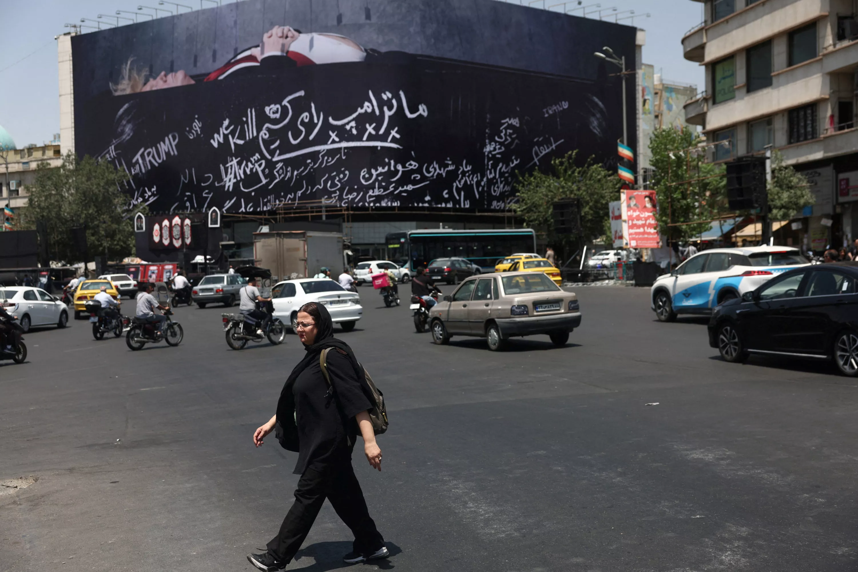 Iran : un haut responsable menace d’une «offensive totale» si les frappes américaines se poursuivent, de nouveaux bombardements en cours