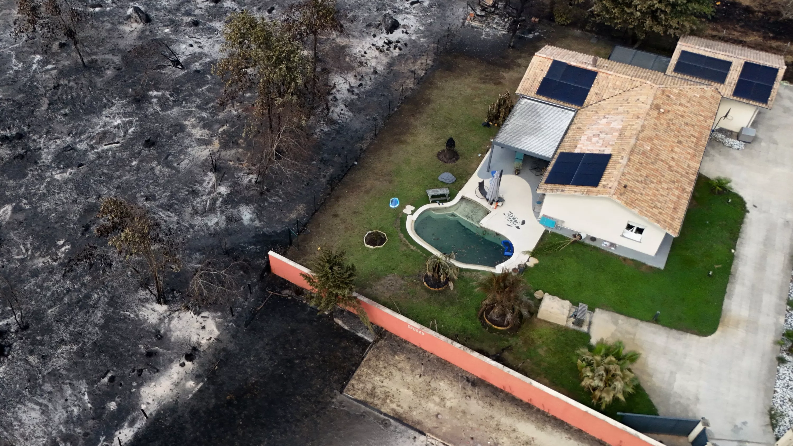 « J’ai vu le danger en direct » : ces traumatismes que les flammes ravivent chez les sinistrés