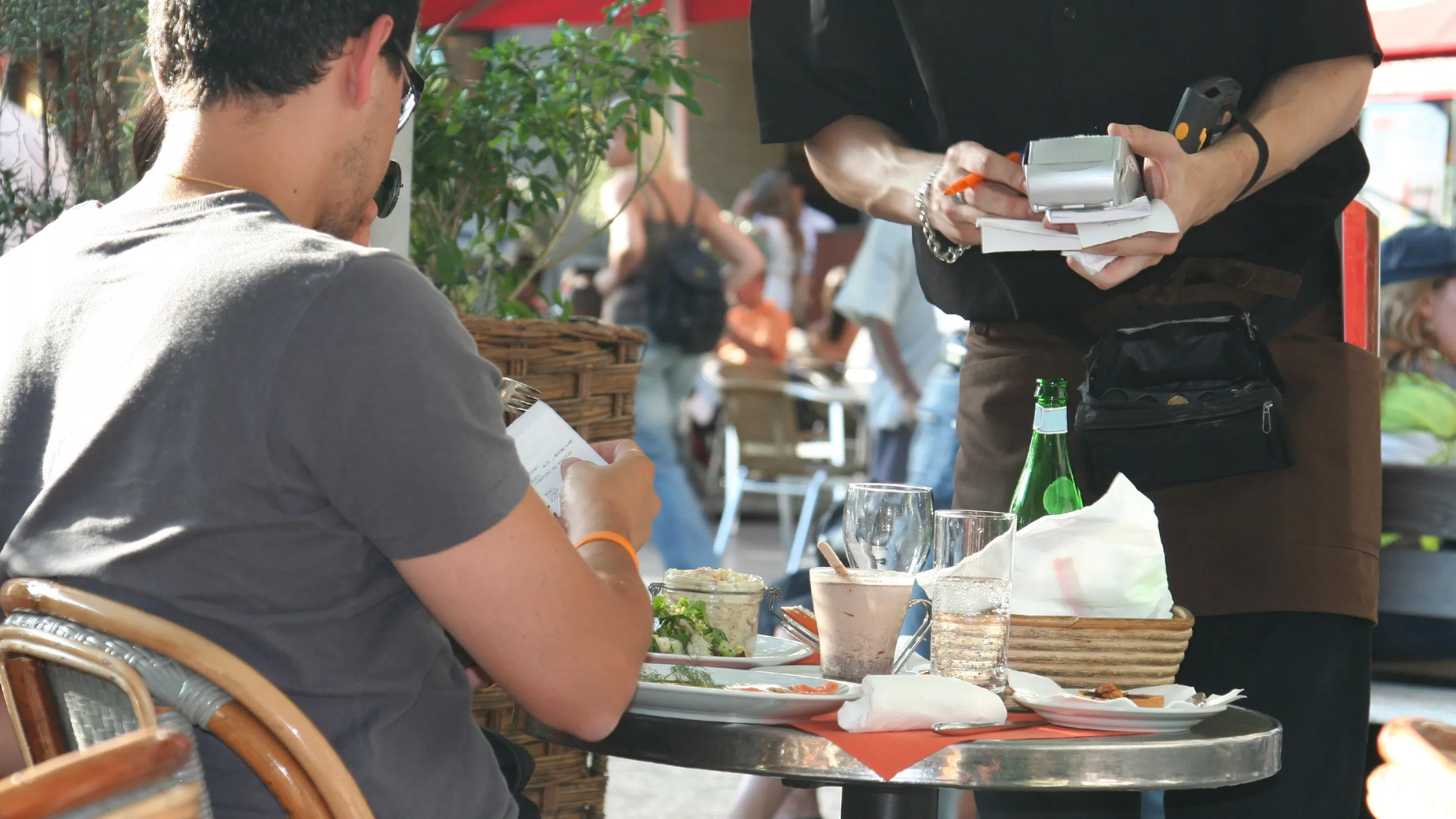 «Je me sens obligé de laisser quelque chose» : avantageux selon les restaurateurs, la digitalisation du pourboire irrite les clients