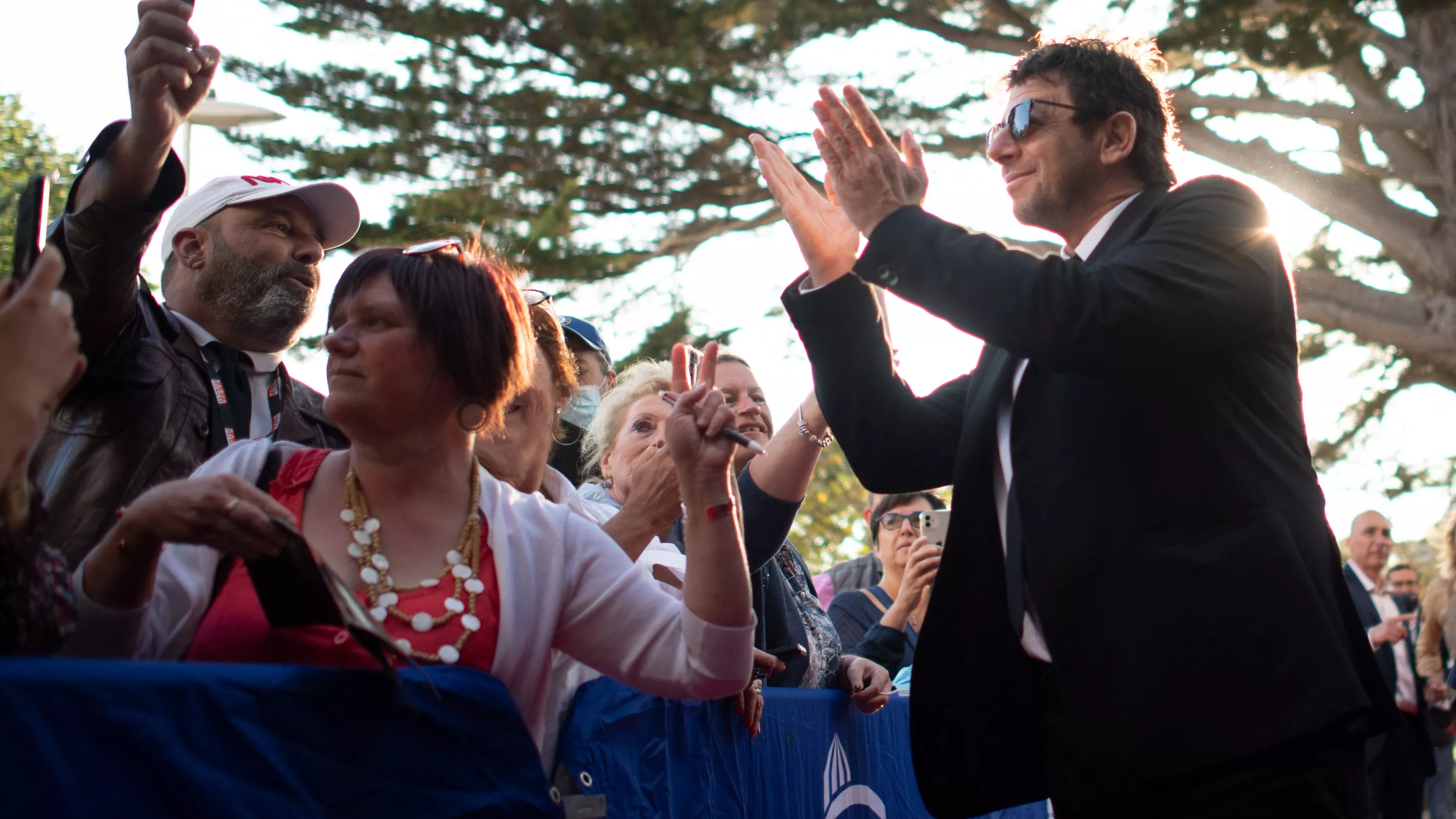 «Je me sens trahie», «c’est un coup monté » : les fans de Patrick Bruel divisés face aux accusations de viols et d’agressions sexuelles
