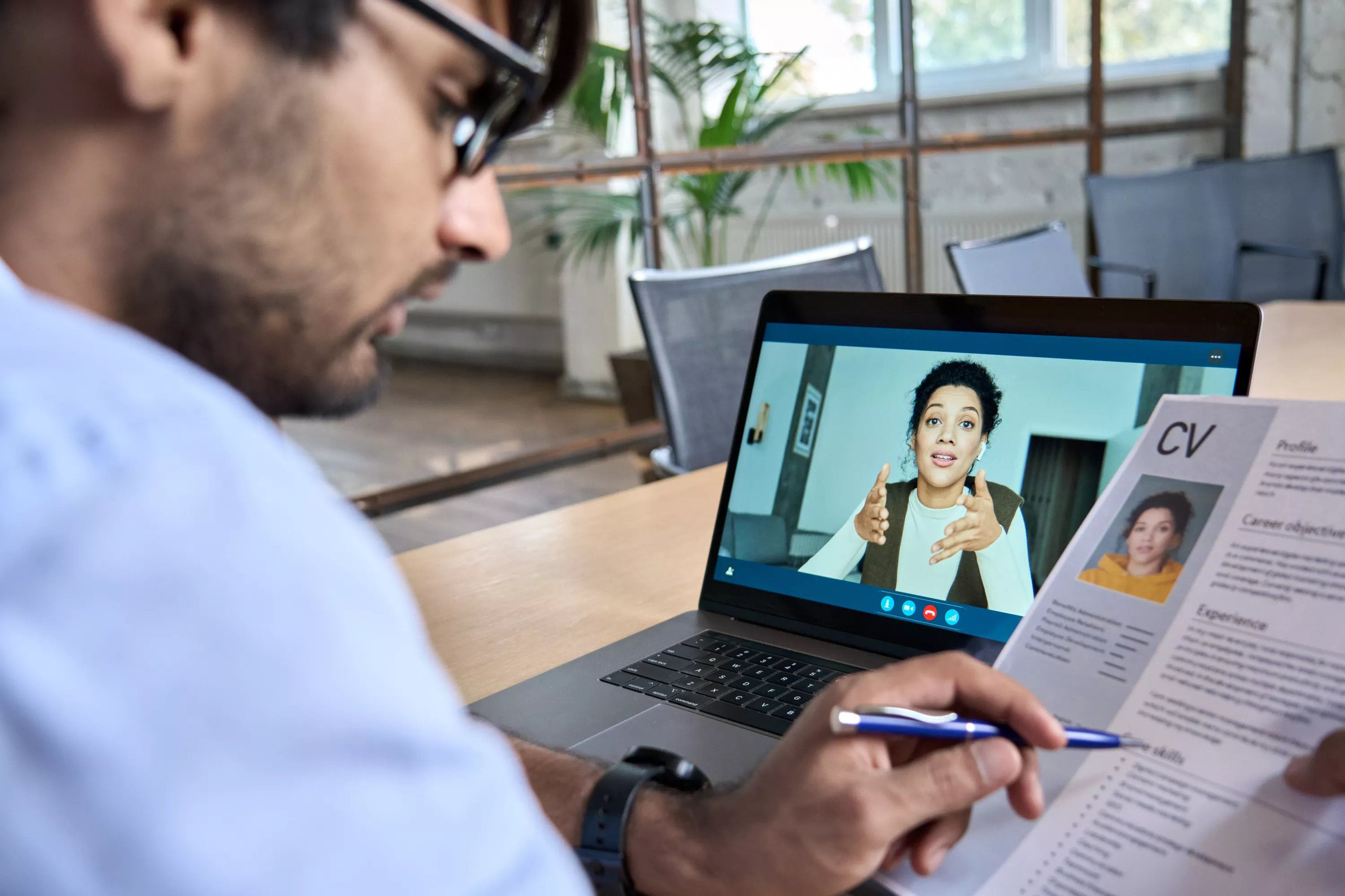 «Je me suis fait piéger» : les recruteurs dépassés par l’essor des candidats coachés en direct par l’IA