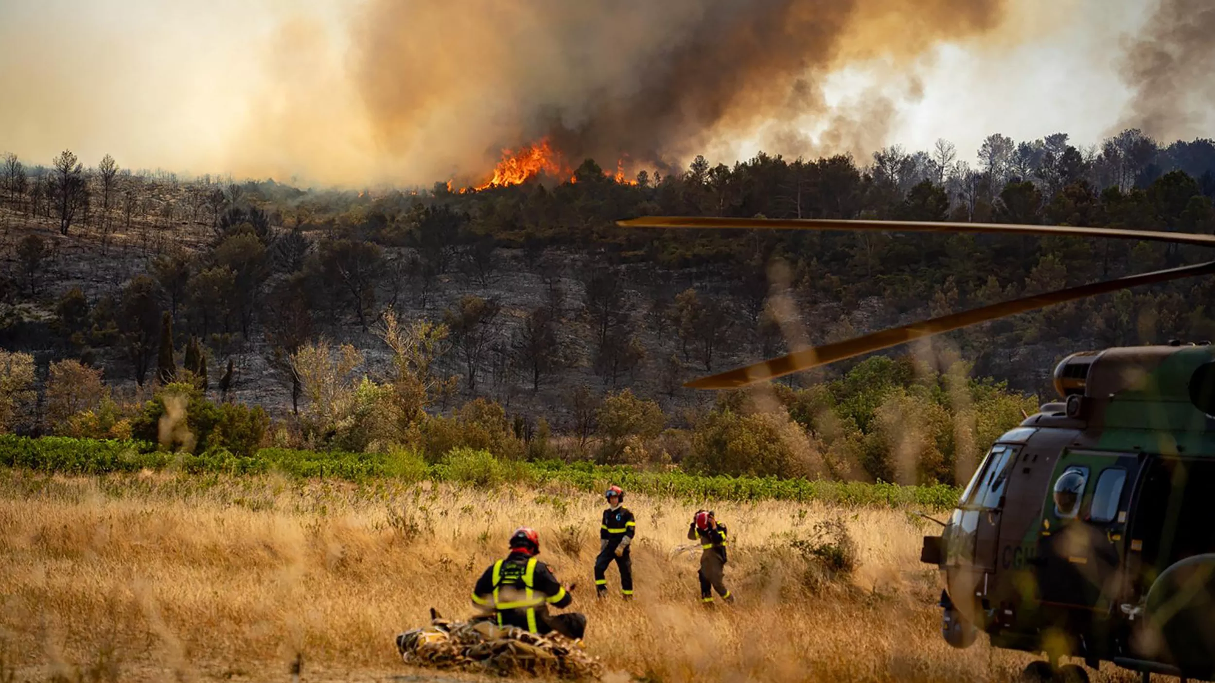 «Je n’ai jamais vu des flammes d’une telle couleur» : le récit impressionnant d’un pompier de l’Aude après les incendies