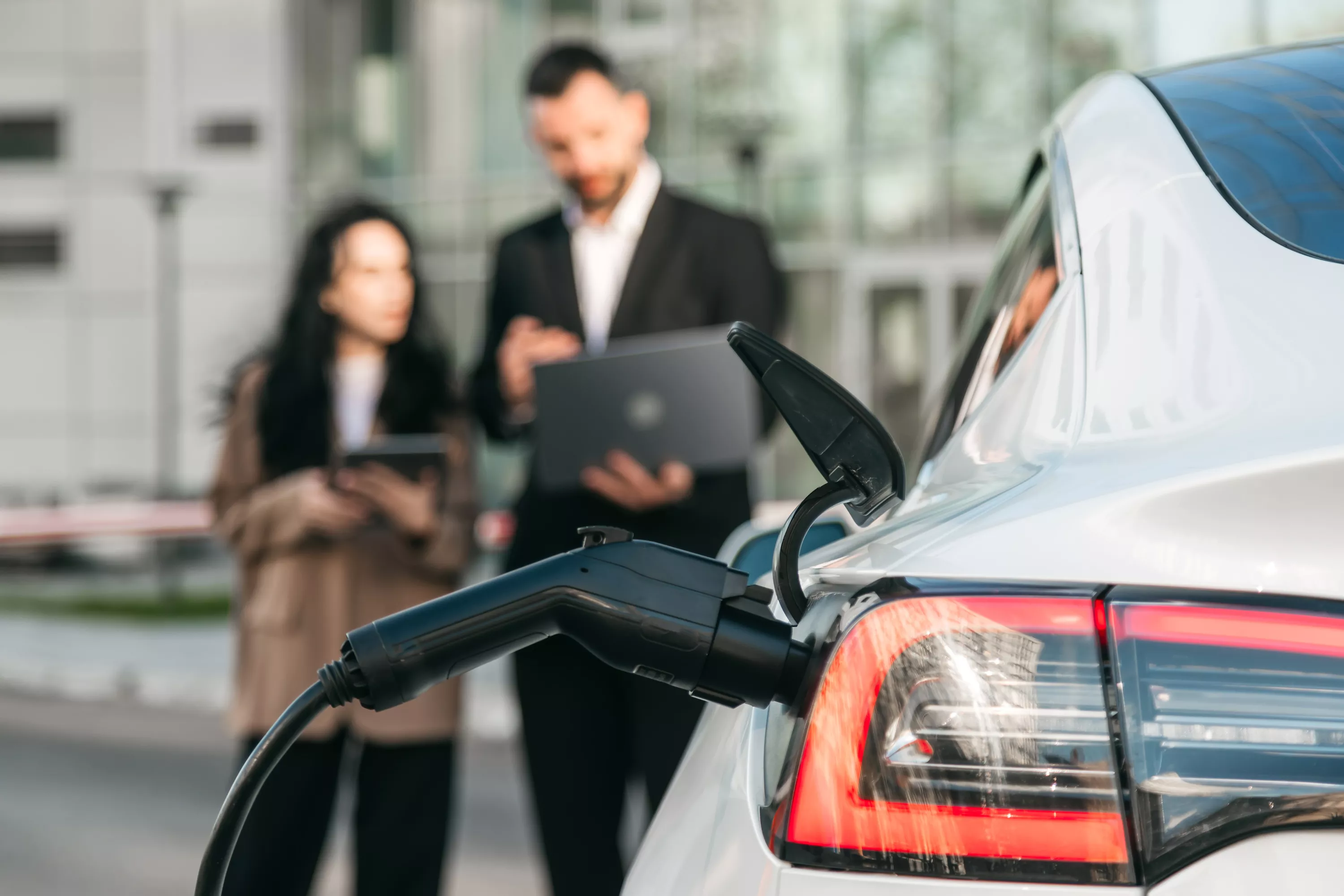 «Je ne regrette absolument pas mon choix» : face à la flambée des prix à la pompe, les nouveaux propriétaires de voitures électriques se frottent les mains