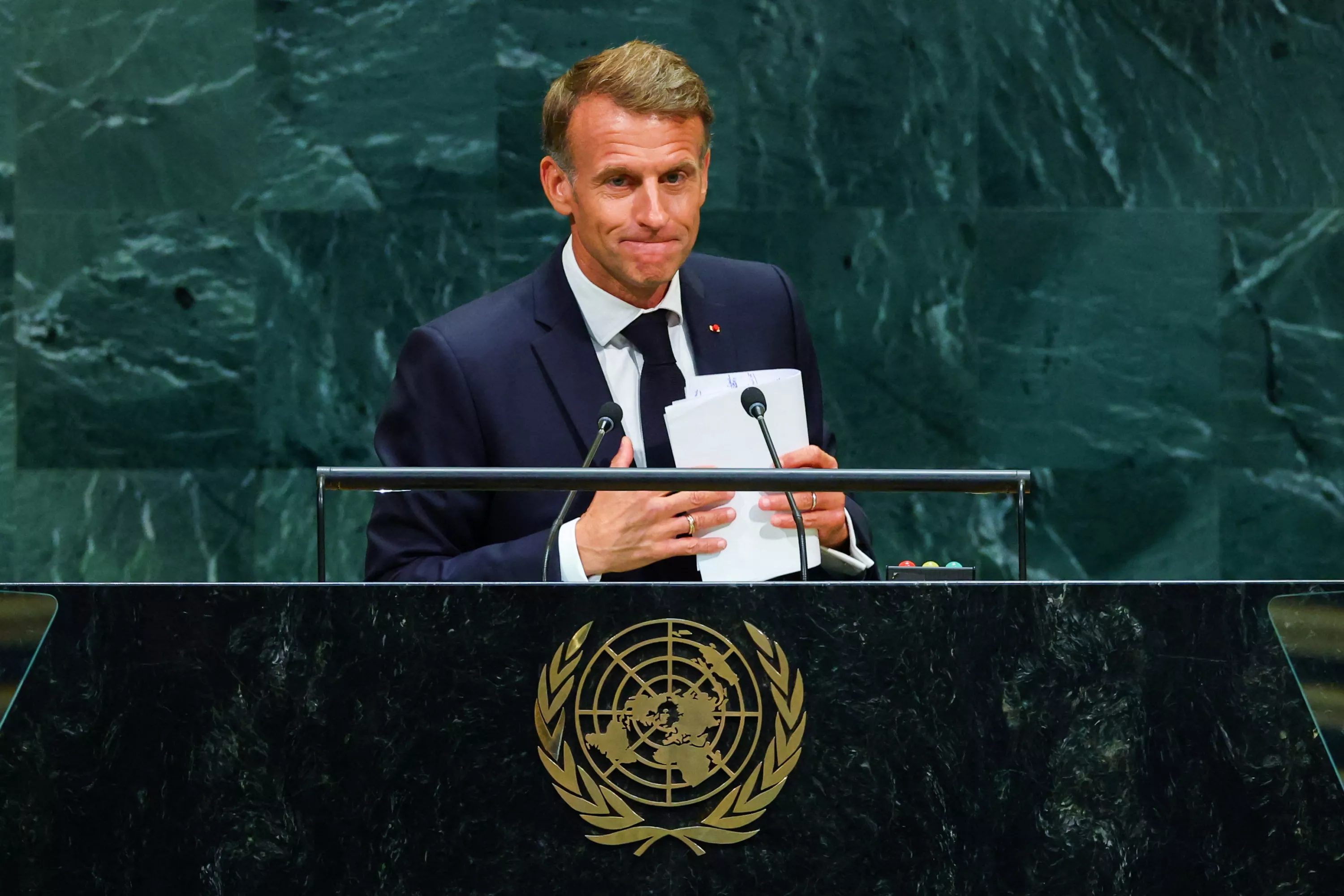 «Je ne le regrette pas» : Emmanuel Macron défend le «quoi qu’il en coûte», sur fond de flambée des carburants