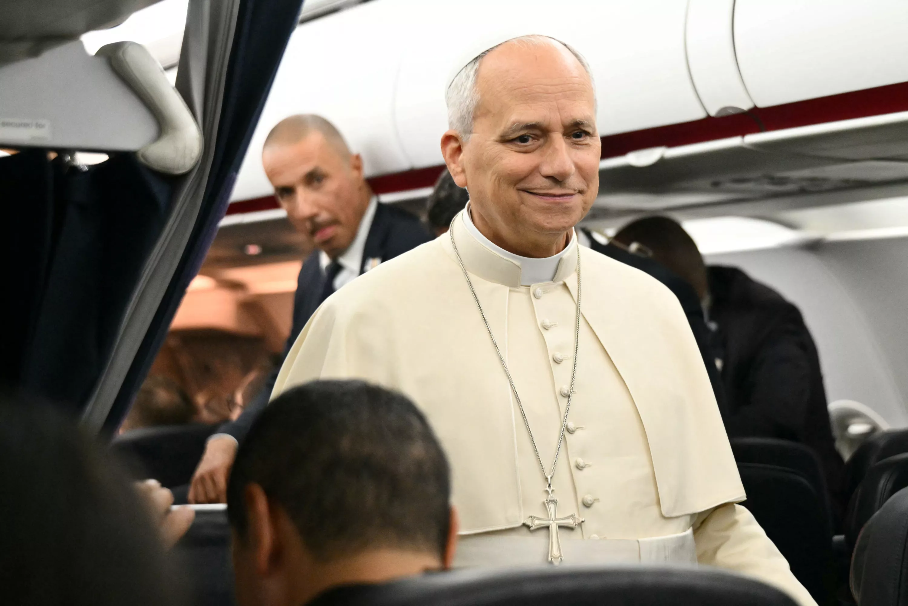 Jeunes catholiques, laïcité, danger de l’IA, montée de l’extrême droite : ce qu’a dit Léon XIV lors du vol retour de son voyage en France