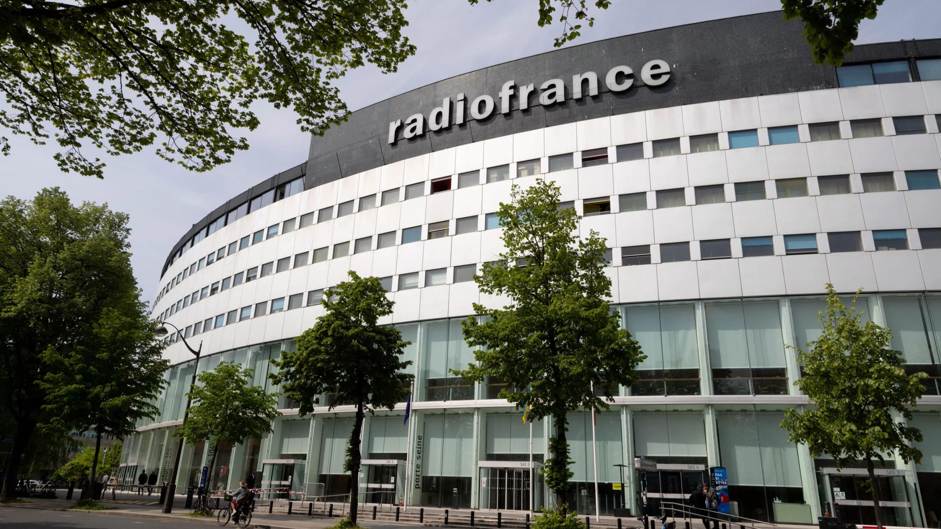 Josiane Balasko, Julie Gayet, Annie Ernaux, Lilian Thuram… Arguant des «limites du pluralisme», 300 personnalités s’opposent à la chronique de Charles Sapin sur France Inter