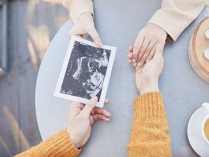 Jusqu’à 23 % de risques à 45 ans : une récente étude rappelle que l’âge des femmes est le principal facteur de fausses couches