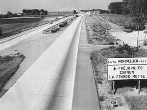L’A9, pleins phares : en même temps qu’on créait les stations balnéaires, dans les années 1970, il fallait bien une autoroute pour y mener