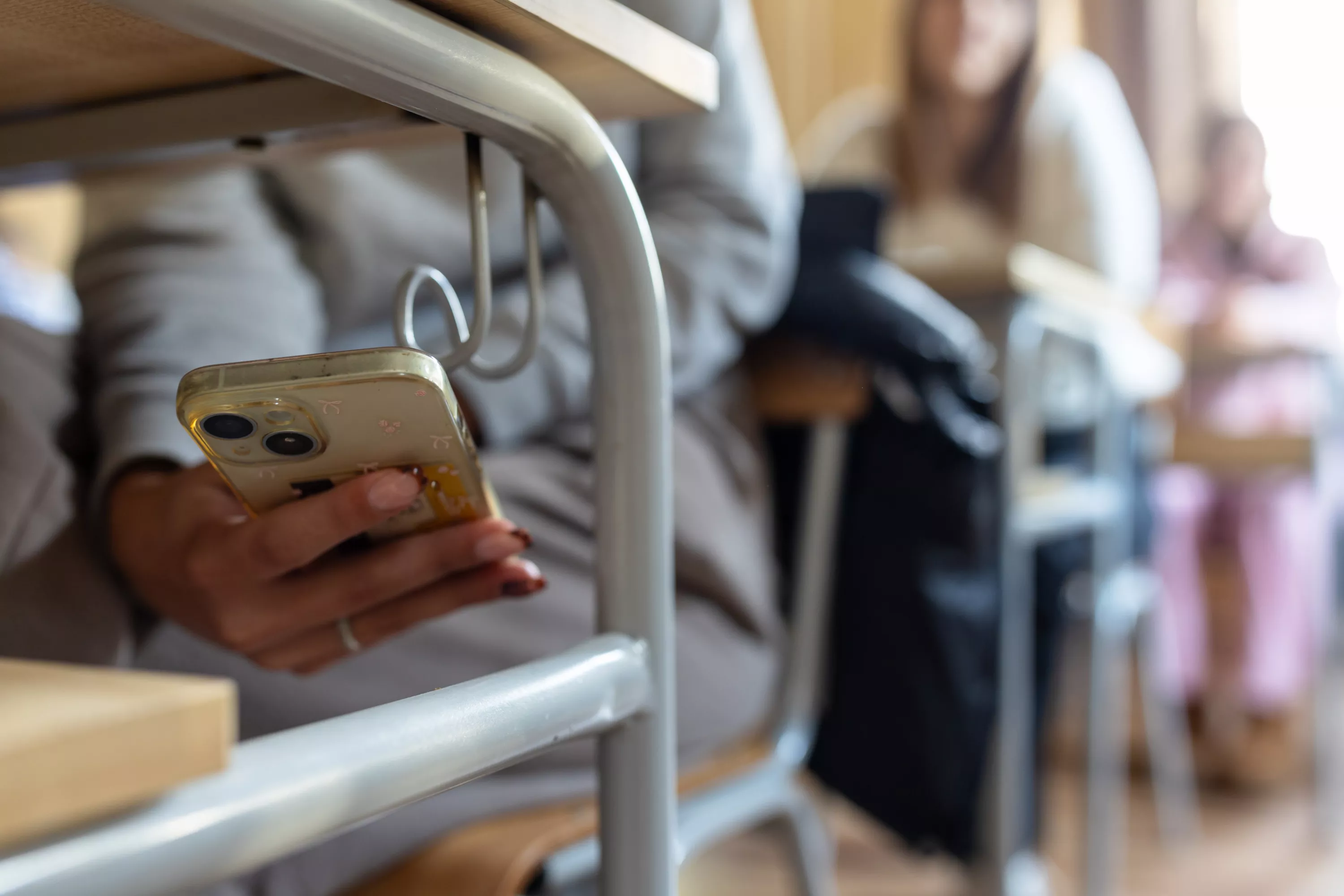 L’interdiction des téléphones portables dans les lycées «pourra être effective dès la rentrée», annonce le gouvernement