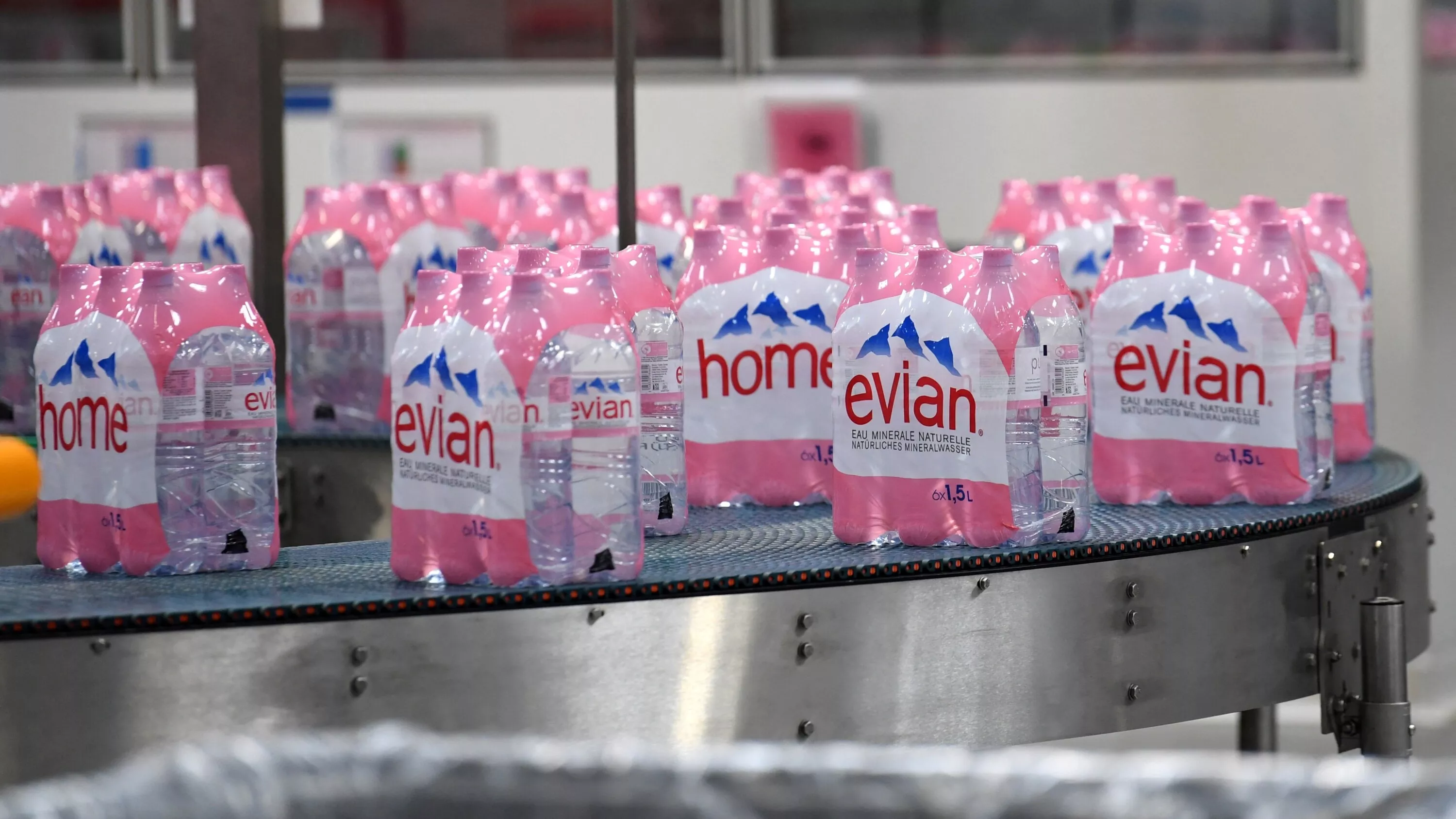L’Union européenne va-t-elle vraiment interdire les packs de bouteilles d’eau à partir du 12 août ?