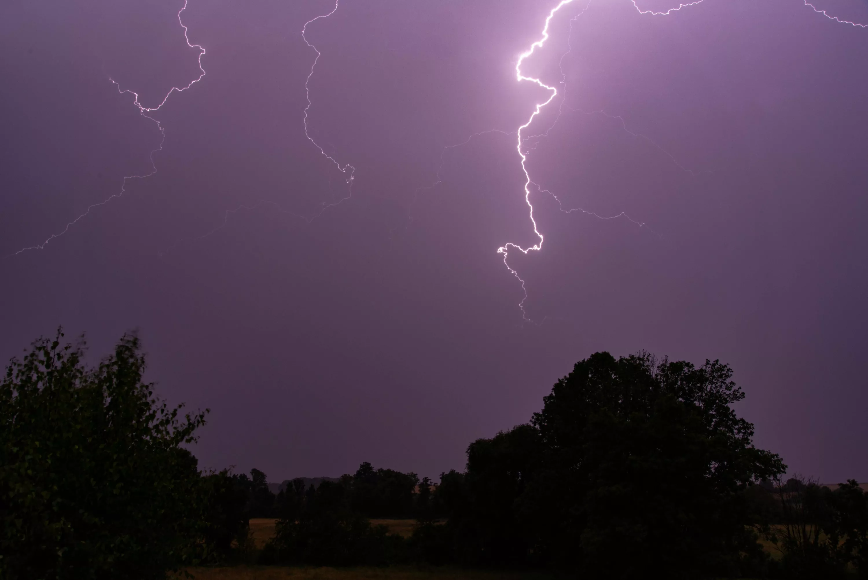 La canicule laisse place aux orages, des températures en baisse sur la moitié ouest : découvrez la météo du week-end