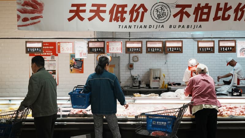 La Chine produit tellement de cochons qu'elle les stocke dans des gratte-ciel: mais problème, les Chinois se sont mis à manger du poulet et les prix s'effondrent (révélateur des déséquilibres chinois)