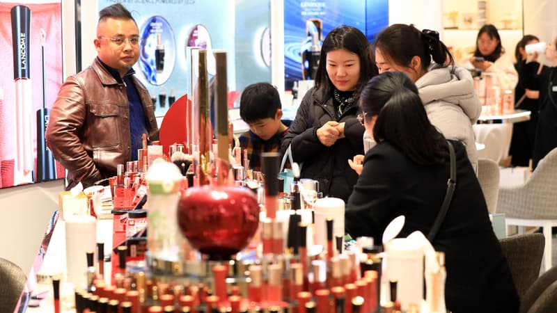 La classe moyenne chinoise dit adieu à la maroquinerie de luxe: désormais, elle ne veut plus de sacs à main hors de prix et préfère acheter des produits de beauté haut de gamme moins coûteux