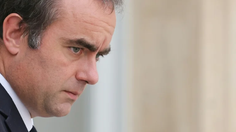 La défiance des investisseurs se renforce à l’égard de la France: Paris emprunte à près de 4,7% et voit l’écart de taux avec l’Allemagne atteindre son plus haut niveau depuis 14 ans