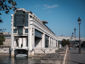 La dette de la France grimpera jusqu’à 121,7 % en 2027 : l’endettement du pays au plus haut depuis 30 ans