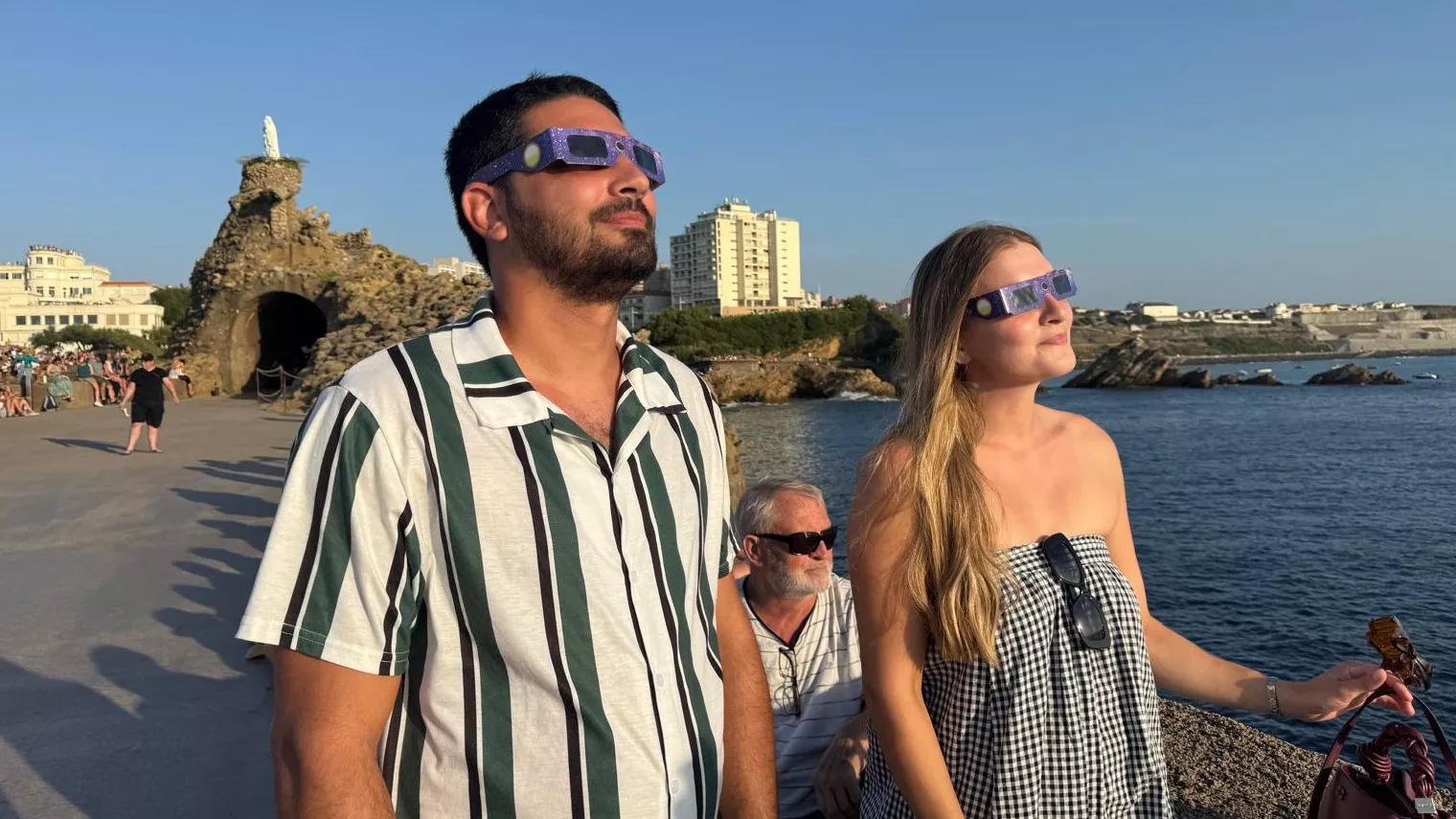«La lumière était presque mystique» : à Biarritz, meilleur point d’observation de France, la foule captivée par l’éclipse