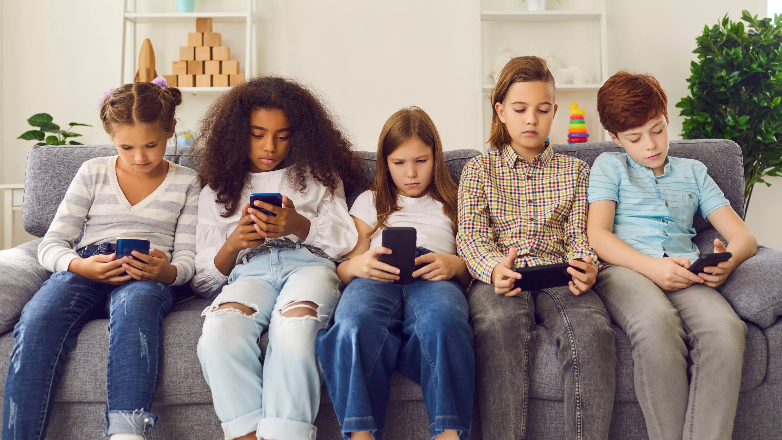 « La vraie responsabilité commence chez soi » : ces parents qui refusent les réseaux sociaux à leurs enfants, malgré l’absence de loi pour les aider