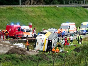 Le car se renverse en plein voyage itinérant : au moins cinq touristes meurent dans un terrible accident
